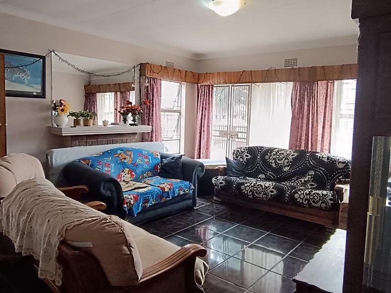 "Spacious 3-Bed Home with Income-Generating Flatlet!" - Photo 6