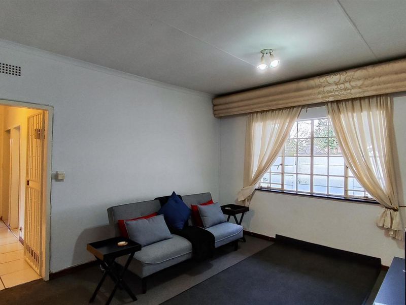5 Bedroom house FOR SALE in Van Riebeeck Park - Photo 7