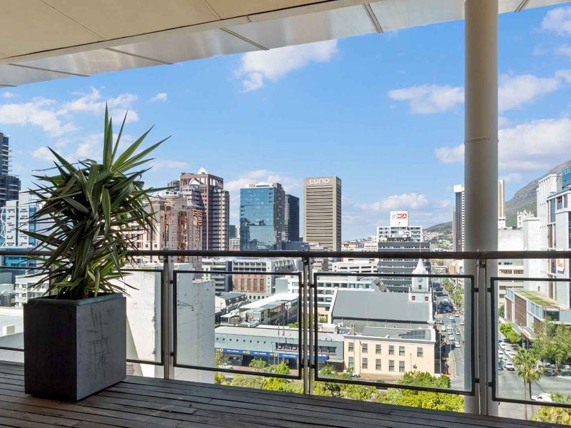 Top Floor Apartment with Mountain Views - Photo 4