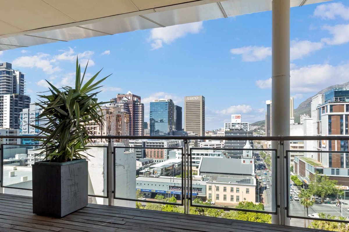 Top Floor Apartment with Mountain Views - Photo 4