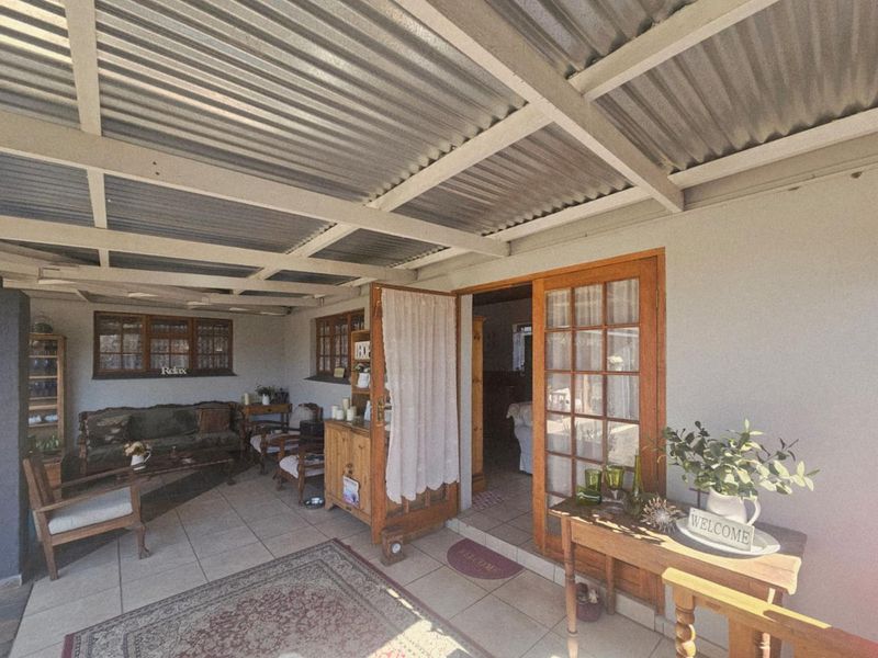 **Charming Cottage-Style Property with Endless Potential** - Photo 5