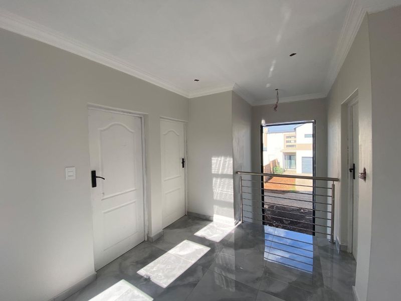 Newly Built Estate Home - Photo 9