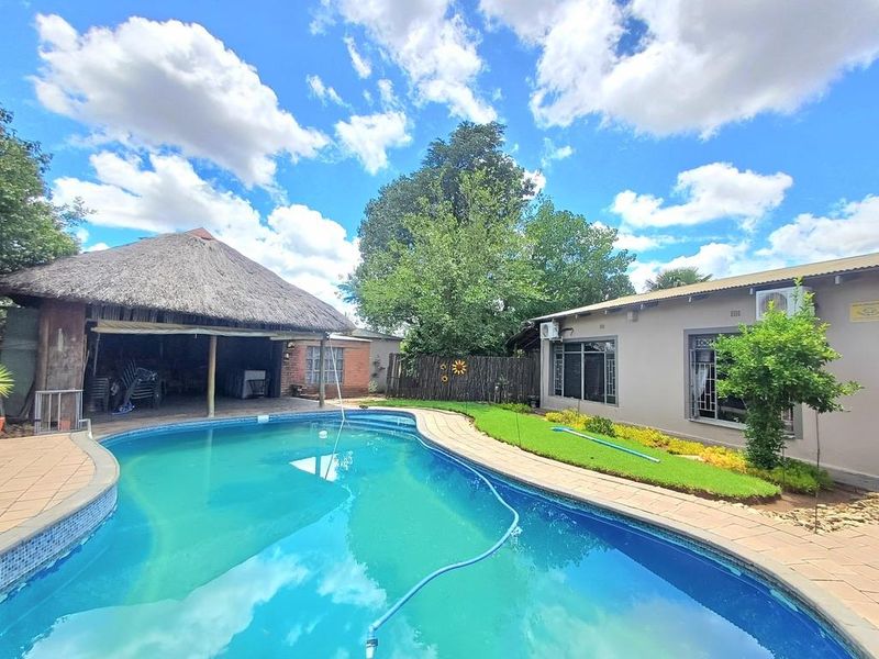 Well positioned, Family Home with 2 Flats, a Borehole and Swimming pool - Photo 4