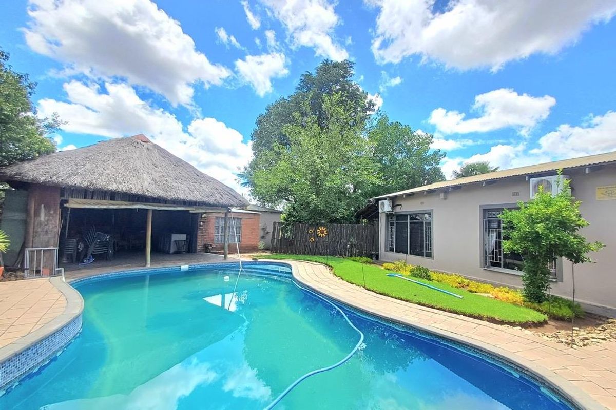 Well positioned, Family Home with 2 Flats, a Borehole and Swimming pool - Photo 4