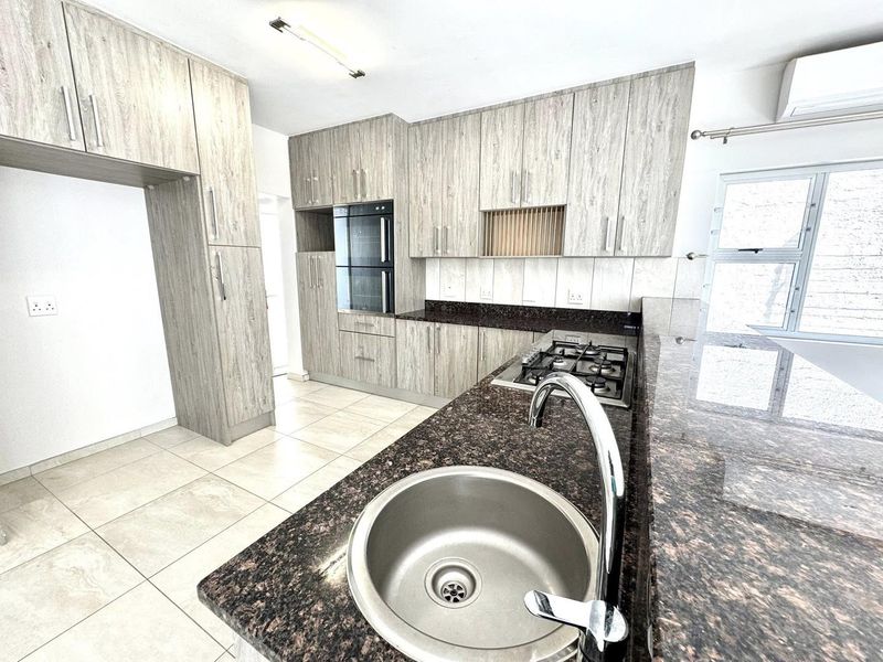 4 Bedroom House For Sale - Photo 6