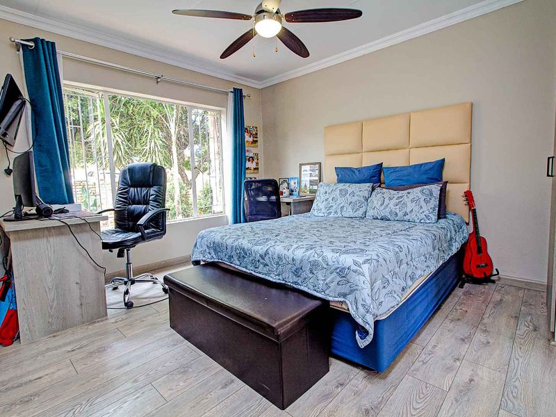 Stunning Townhouse with Solar Pool & Patio Bliss! - Photo 9