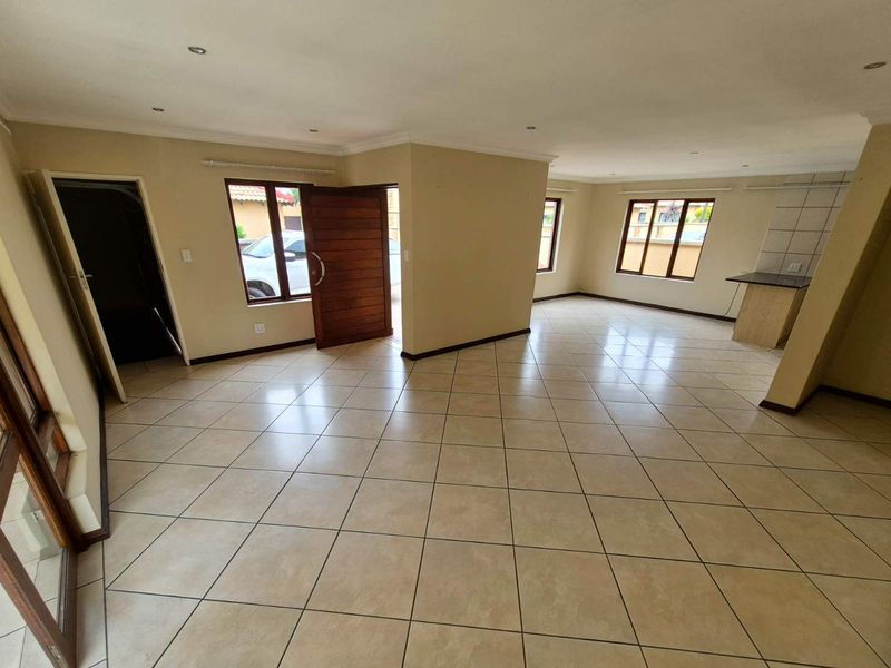 Quiet Family Orientated Cluster For Sale! - Photo 2