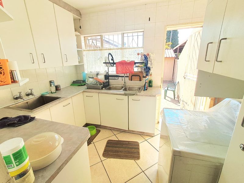 4 Bedroom House for Sale in Brackendowns - Photo 5