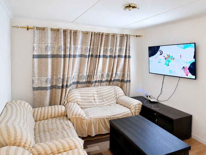 2-Bedroom First Floor Flat in Secure Gated Complex - Photo 4