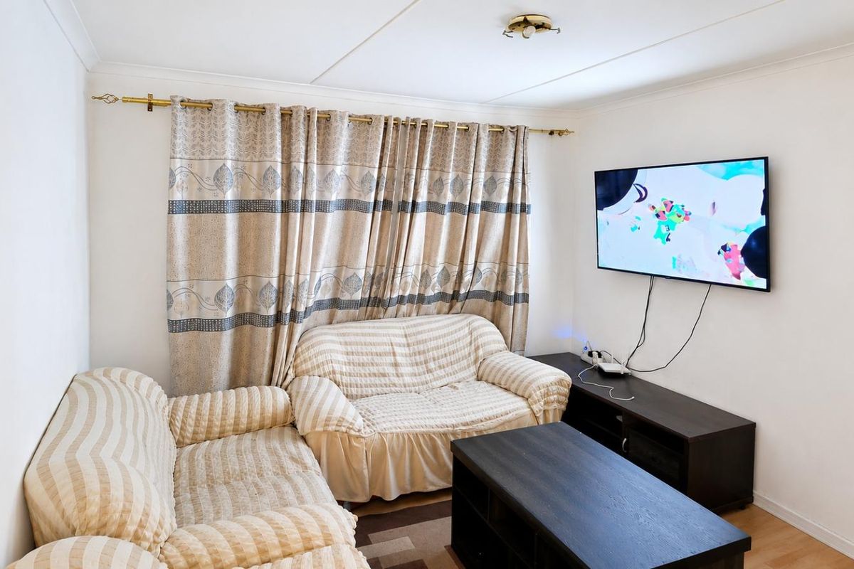 2-Bedroom First Floor Flat in Secure Gated Complex - Photo 4