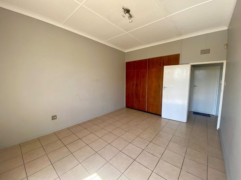 Charming Duplex: Comfort & Convenience Await! - Photo 10