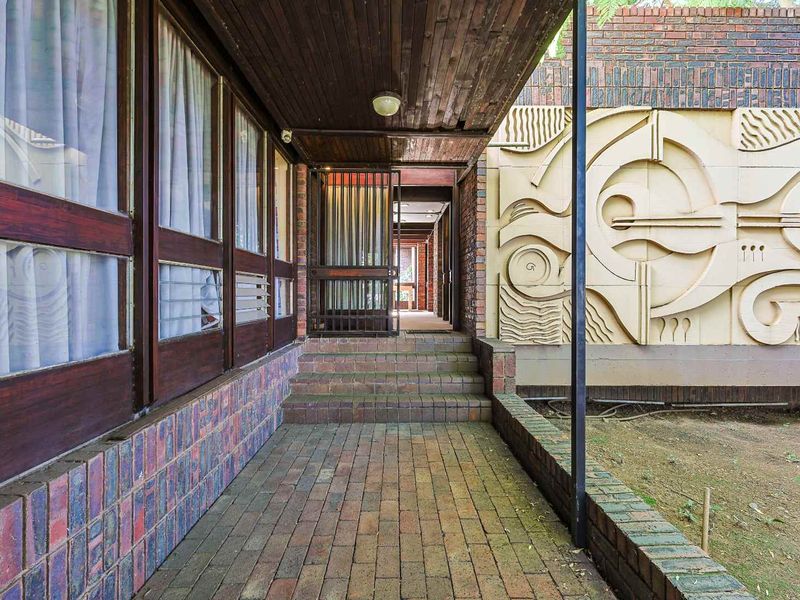 Spacious 3-Bedroom Family Home with Pool - Photo 2