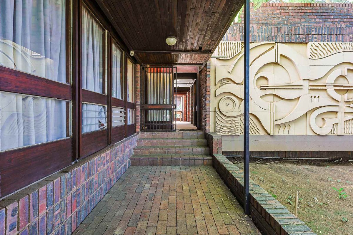 Spacious 3-Bedroom Family Home with Pool - Photo 2