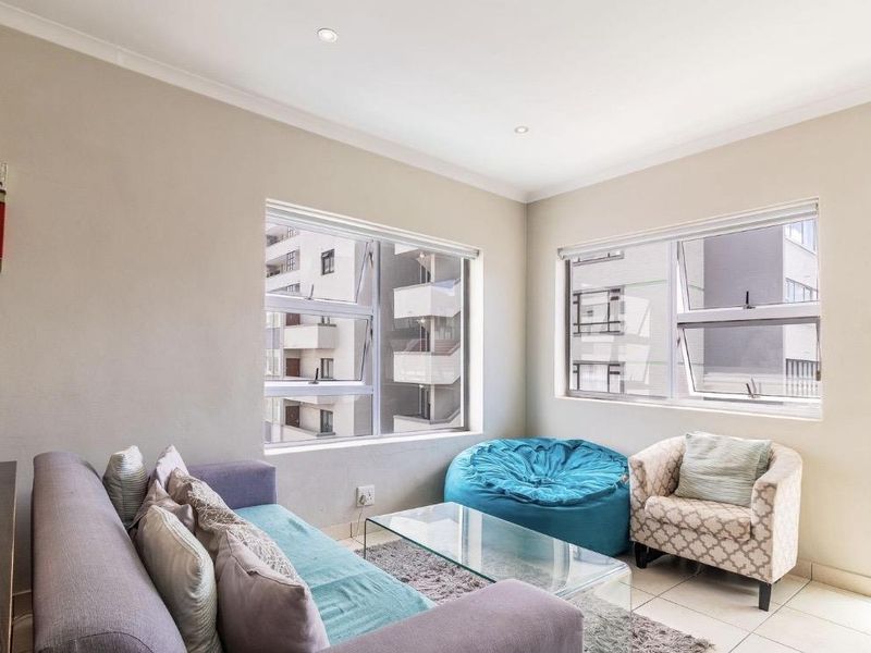 3 Bedroom Apartment with Parking, Steps from the Promenade - Photo 7