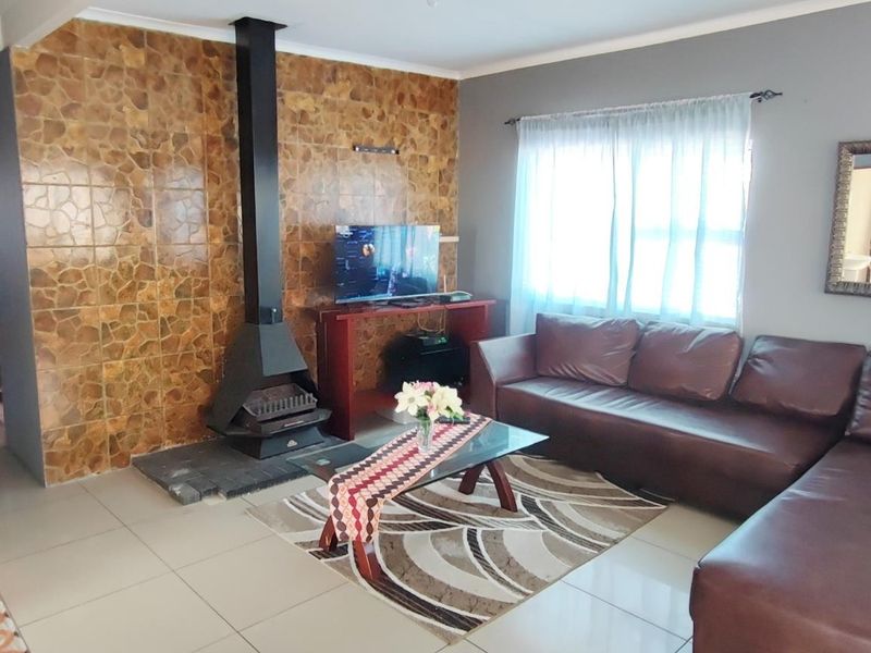 Versatile Coastal Living: Three-Bedroom Home with Income-Generating Flats - Photo 10