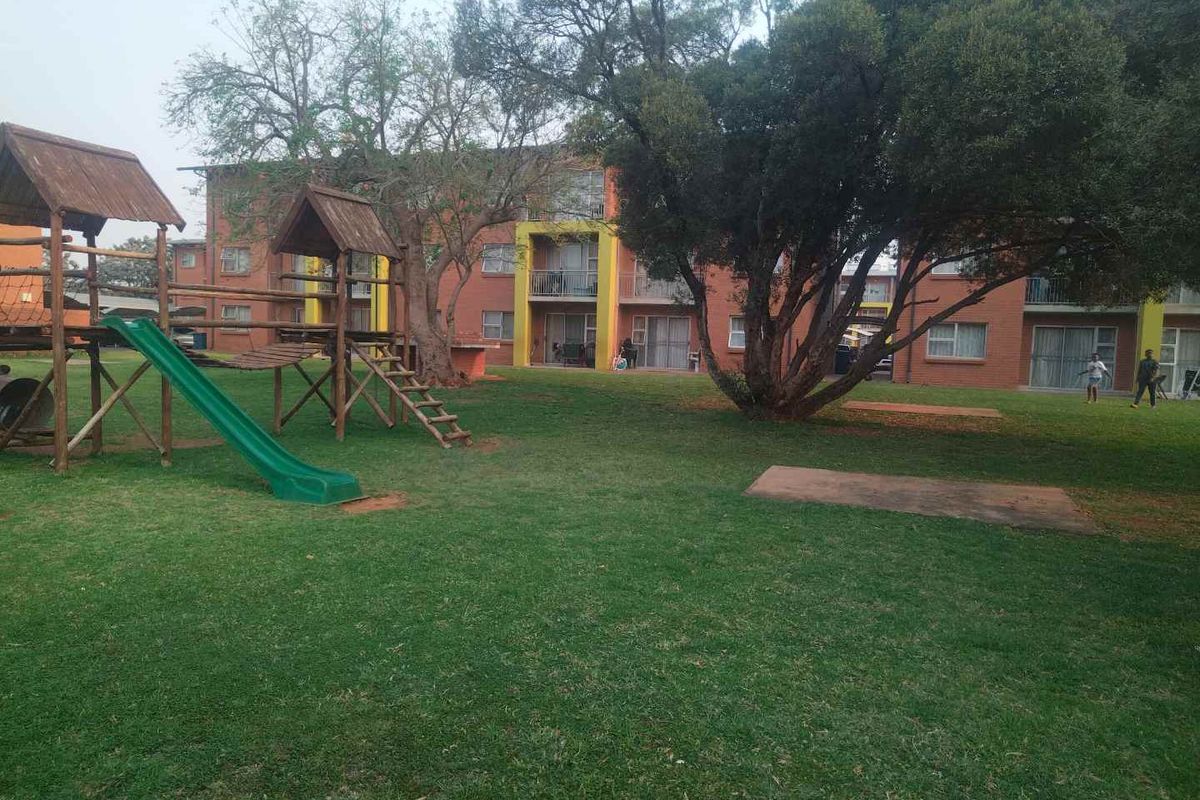 2 bedrooms ground floor apartment for sale in Montana, Pretoria - Photo 2
