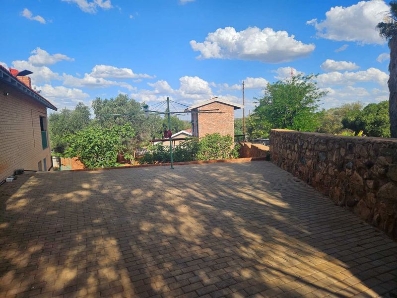 Charming spacious family home with a flat in Barkly West - Photo 4