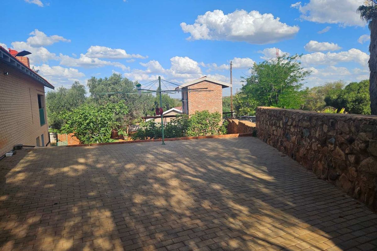 Charming spacious family home with a flat in Barkly West - Photo 4