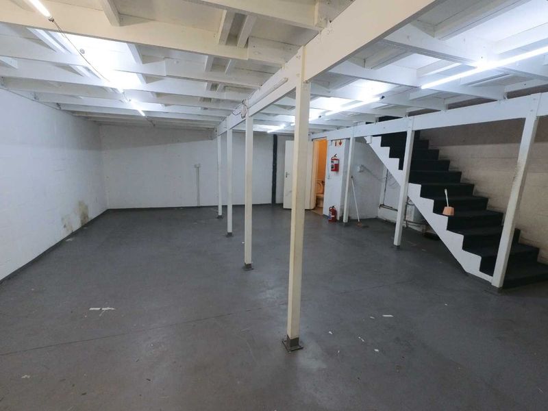 Secure double volume warehouse/offices to let - Montague Gardens. - Photo 2
