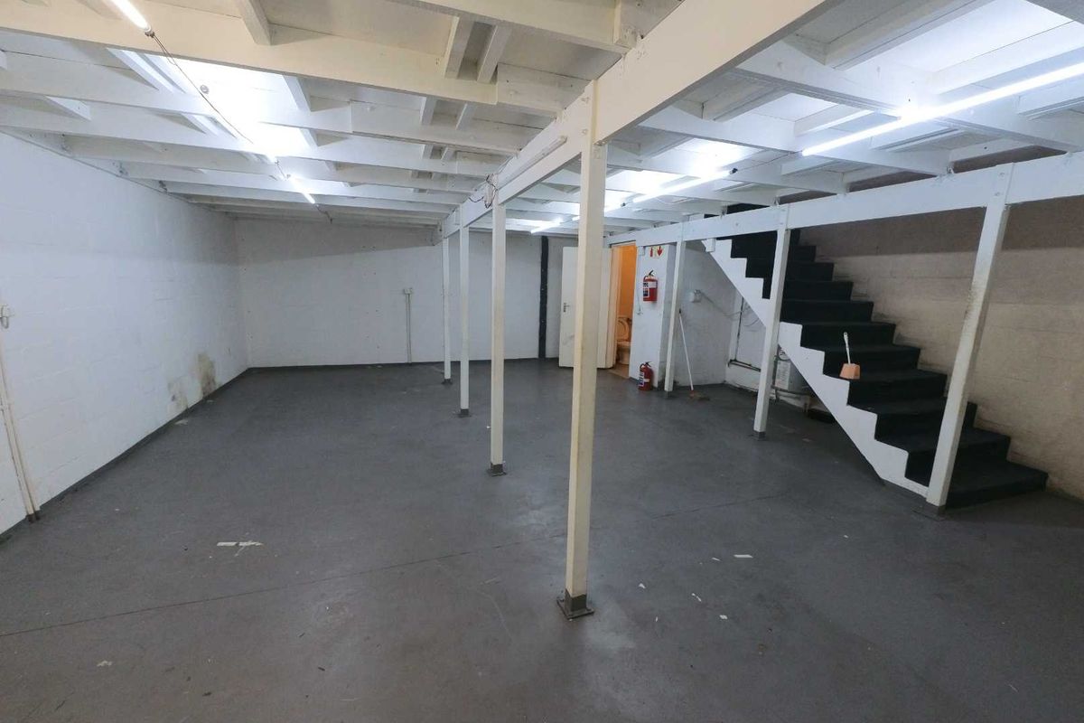 Secure double volume warehouse/offices to let - Montague Gardens. - Photo 2