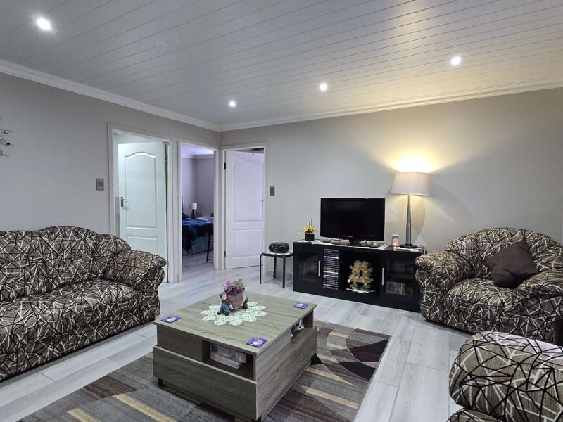 Refurbished Townhouse with bachelors flat - Photo 9