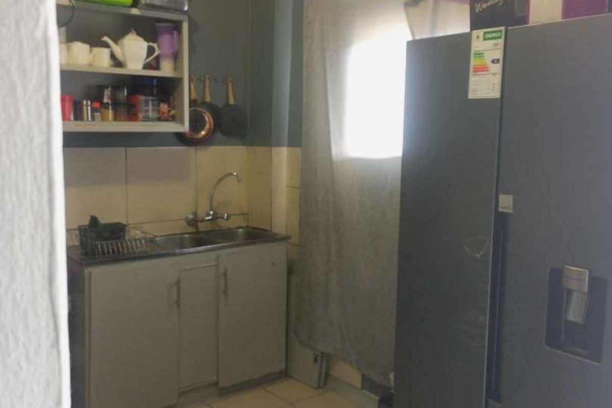 A spacious 1,5 bedroom apartment in Pretoria West is now for sale. - Photo 2