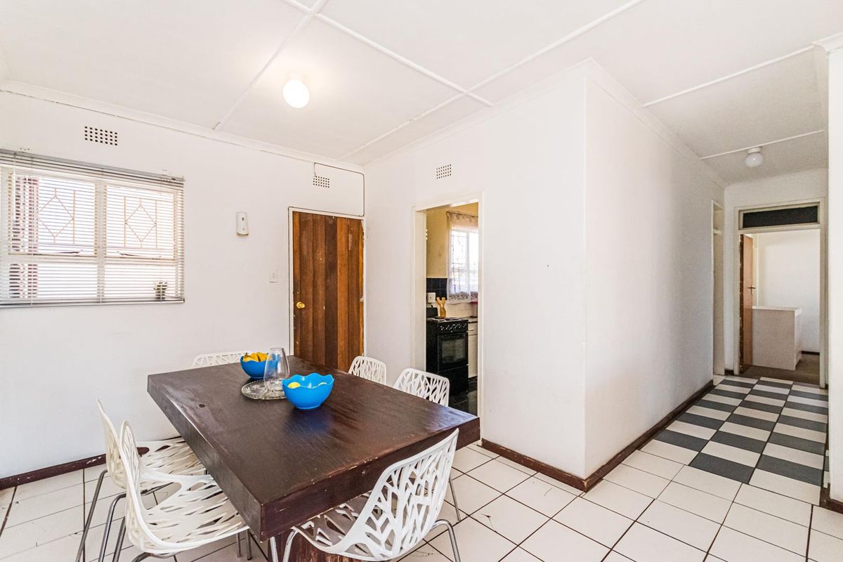 Live Large on the First Floor - Photo 2