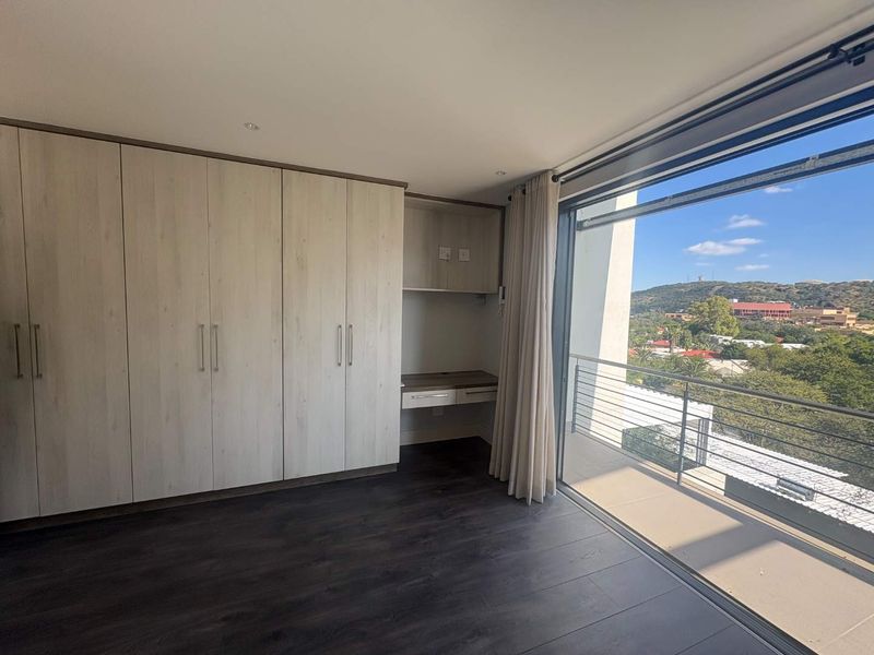 3 Bedroom Townhouse in upmarket complex - Photo 3