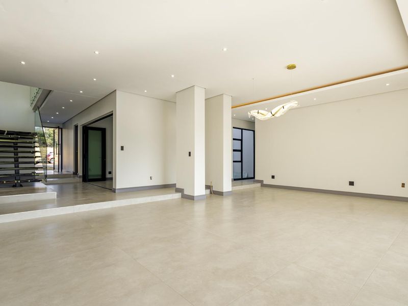 Where Estate Luxury Meets Modern Elegance - Photo 7