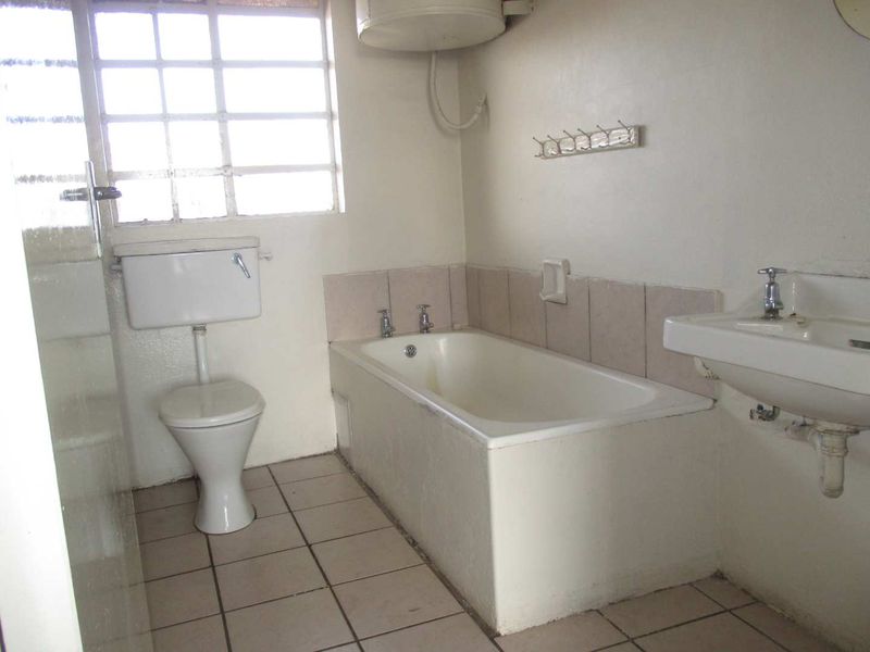 Bachelor flat in Sydenham - Photo 7