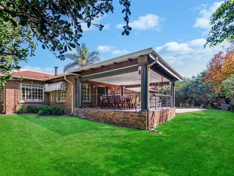 A SINGLE-STOREY FAMILY HOME IN A SECURE CUL-DE-SAC WITH A BEAUTIFUL GARDEN - JUST SOUNDS WONDERFUL - Photo 2