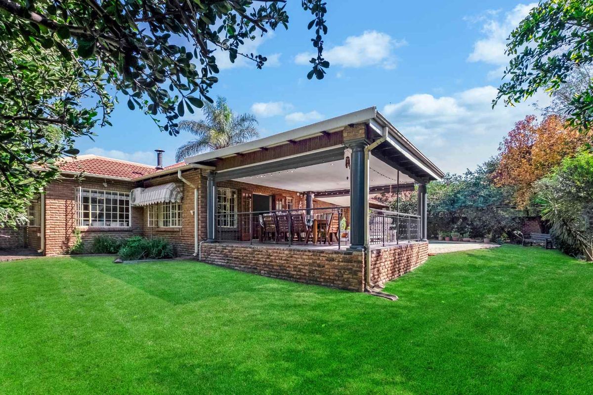 A SINGLE-STOREY FAMILY HOME IN A SECURE CUL-DE-SAC WITH A BEAUTIFUL GARDEN - JUST SOUNDS WONDERFUL - Photo 2