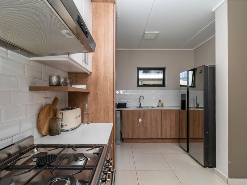 Home to a discerning professional - Photo 5