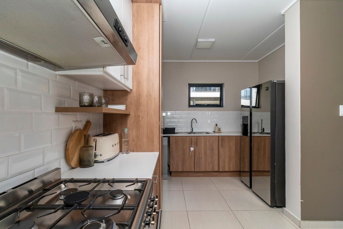 Home to a discerning professional - Photo 5