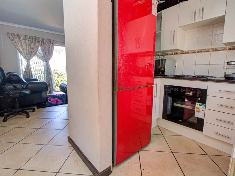 Ground Floor Apartment in Beautifully Kept Complex - Photo 5