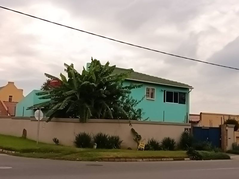Double storey 3 bedroom Family Home For Sale! - Photo 1