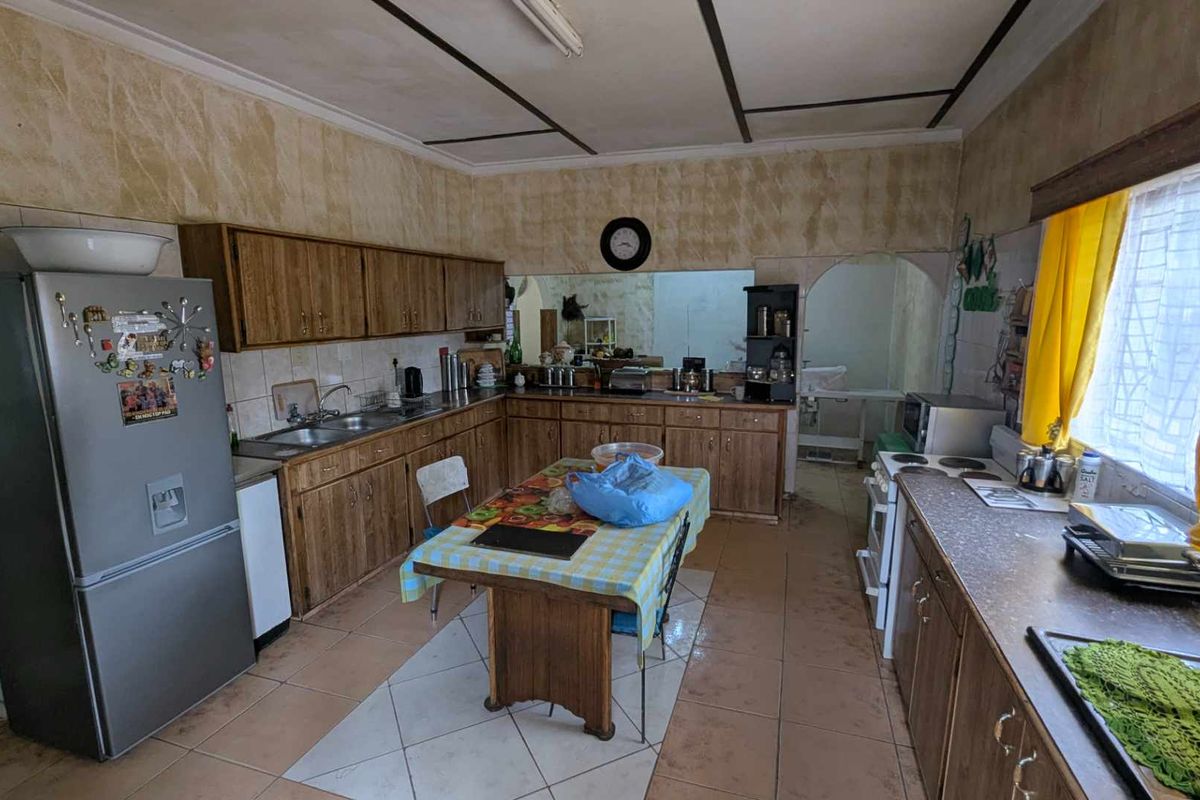 spacious old school house - Photo 3