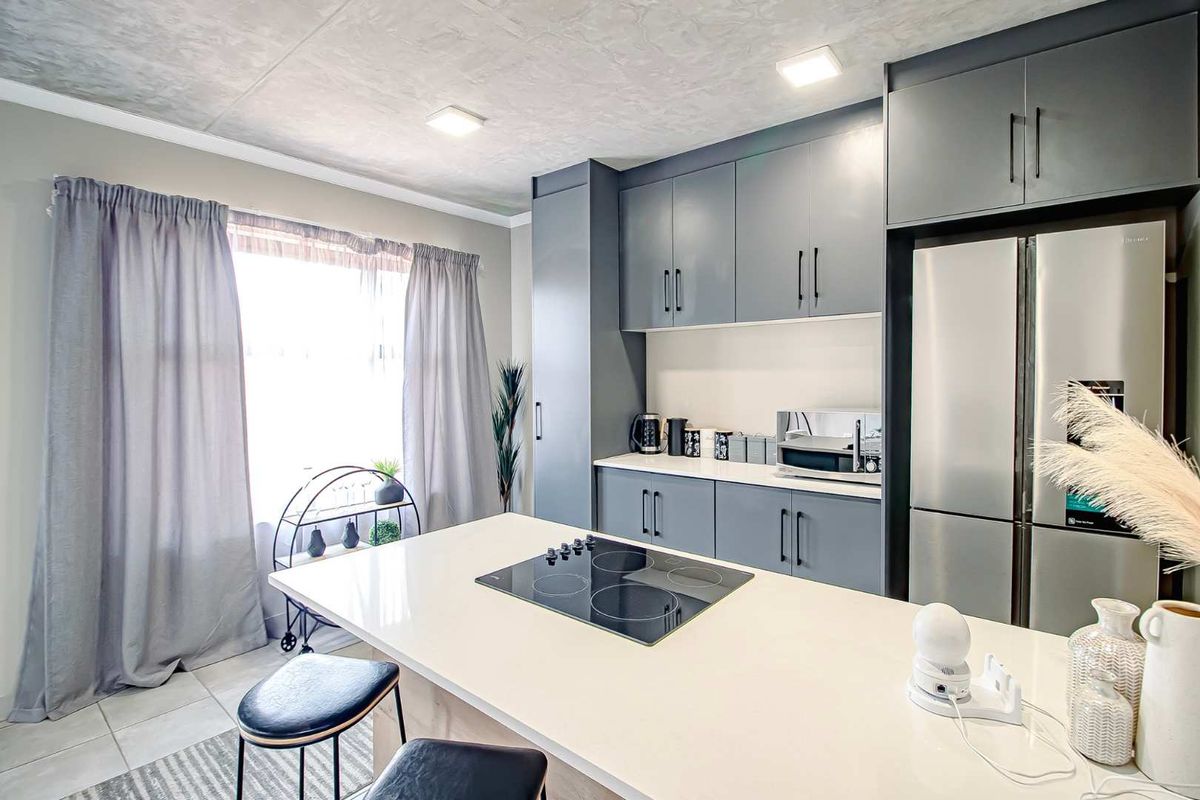 Three bedroom home in secure estate - Photo 4