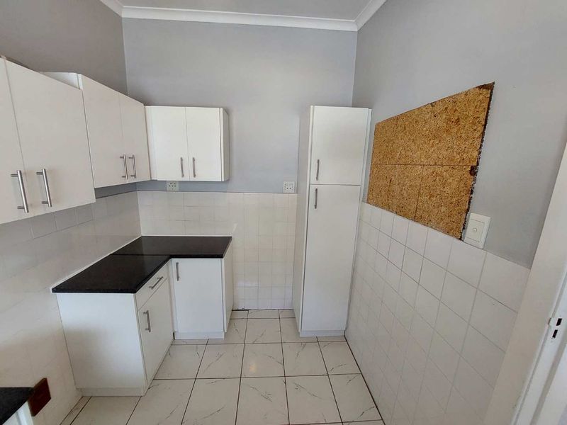 Top Floor Corner Unfurnished One-Bedroom Apartment To Let in Camps Bay! - Photo 6