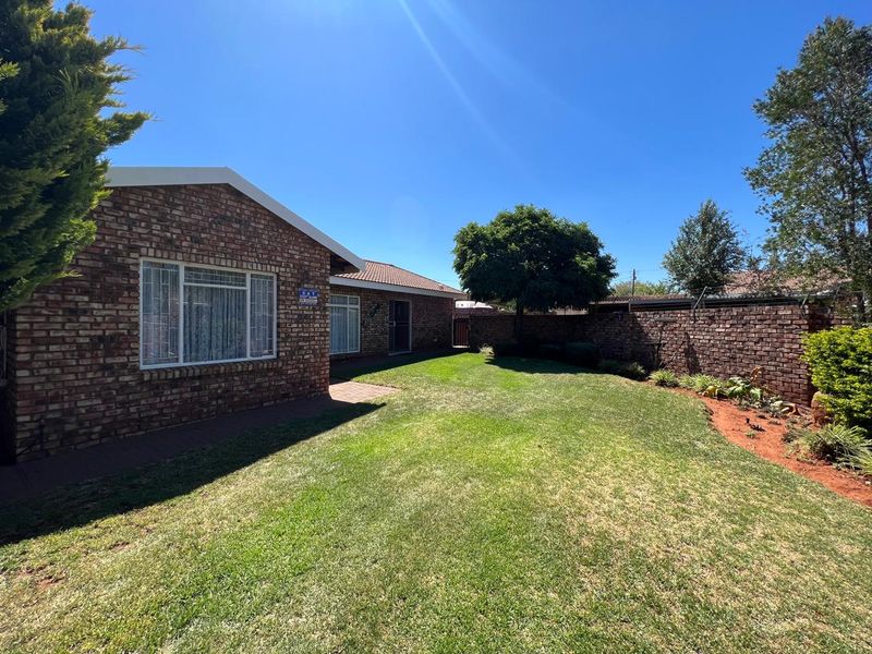 Low Maintenance Townhouse in South Ridge - Photo 3