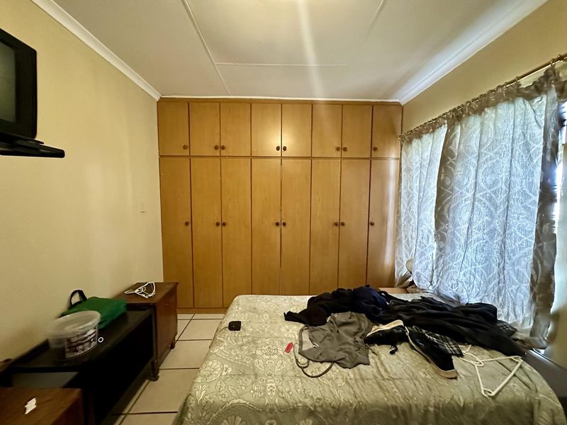 Spacious Family Home with Flatlet & Pool on Corner Stand - Photo 8
