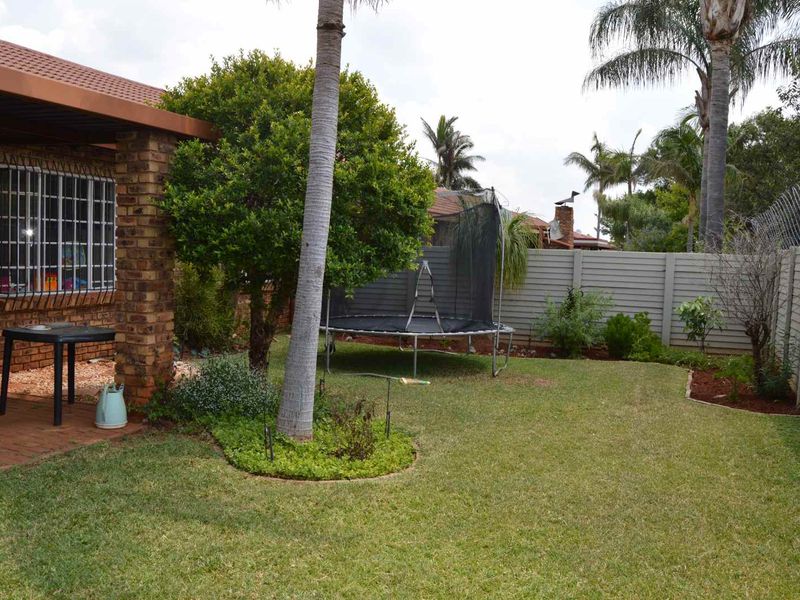 Charming 3-Bedroom Townhouse Simplex in a Secure Complex - Photo 2