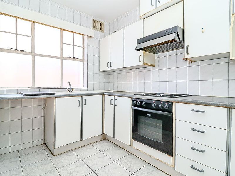 Two Bedroom Apartment Conveniently Located! - Photo 3