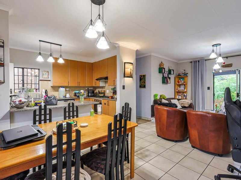 Charming & Modern 2-Bedroom Townhouse - Photo 6