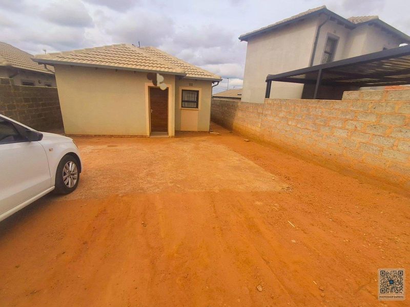 3 Stunning Bedroom In Clayville Ext 76 - Photo 8