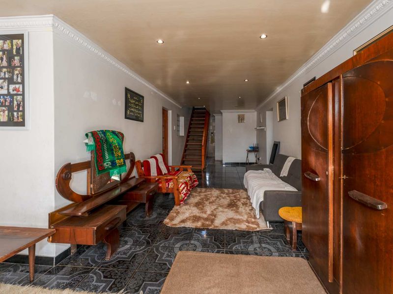 Spacious 4 Bedroom Family Home with Two Income-Generating Flatlets | Silvertown SOLE AND EXCLUSIVE MANDATE - Photo 2