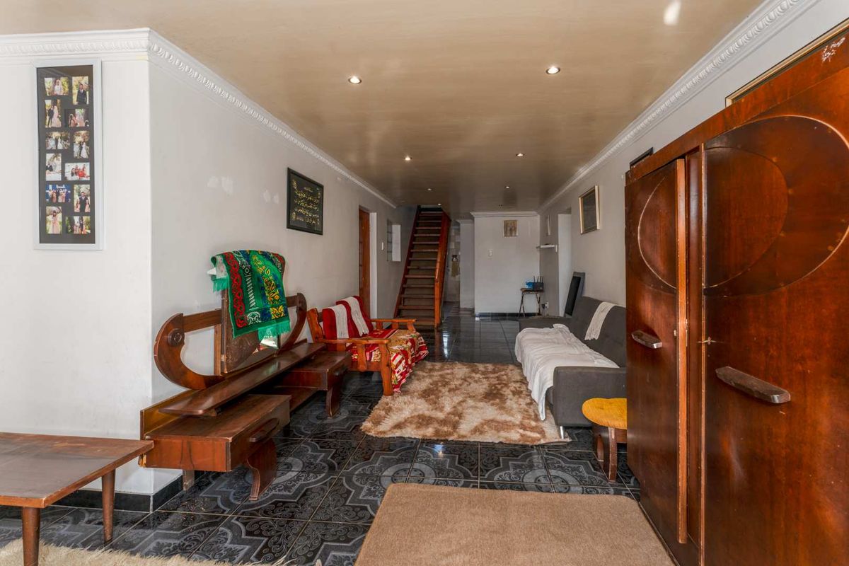 Spacious 4 Bedroom Family Home with Two Income-Generating Flatlets | Silvertown SOLE AND EXCLUSIVE MANDATE - Photo 2