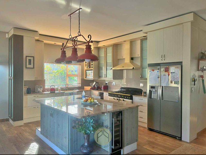 4 Bedroom House FOR SALE in Waterfront, Swakopmund - Photo 3