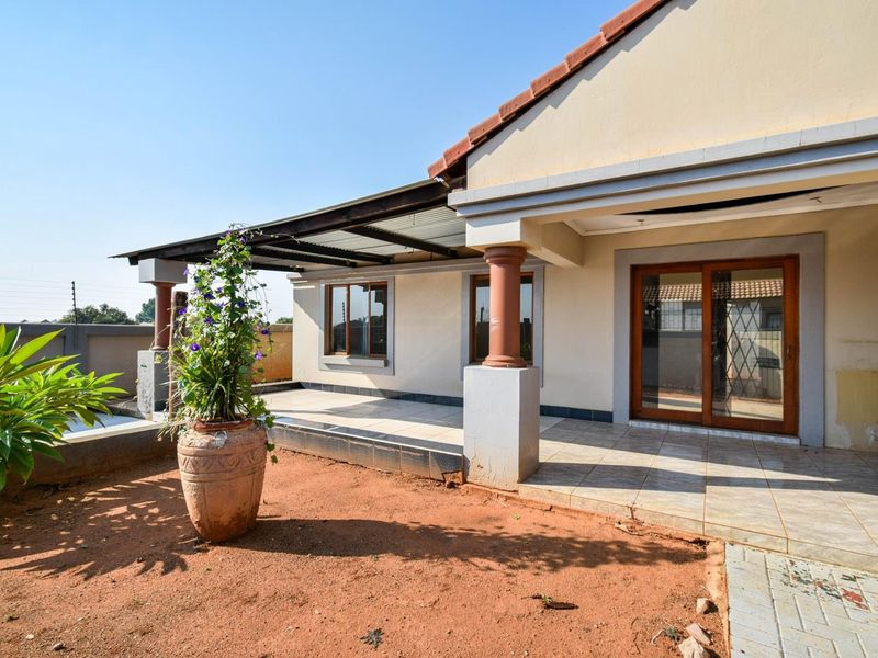 Two bedroom, full-title home in security estate - Willow Park Manor - Photo 9