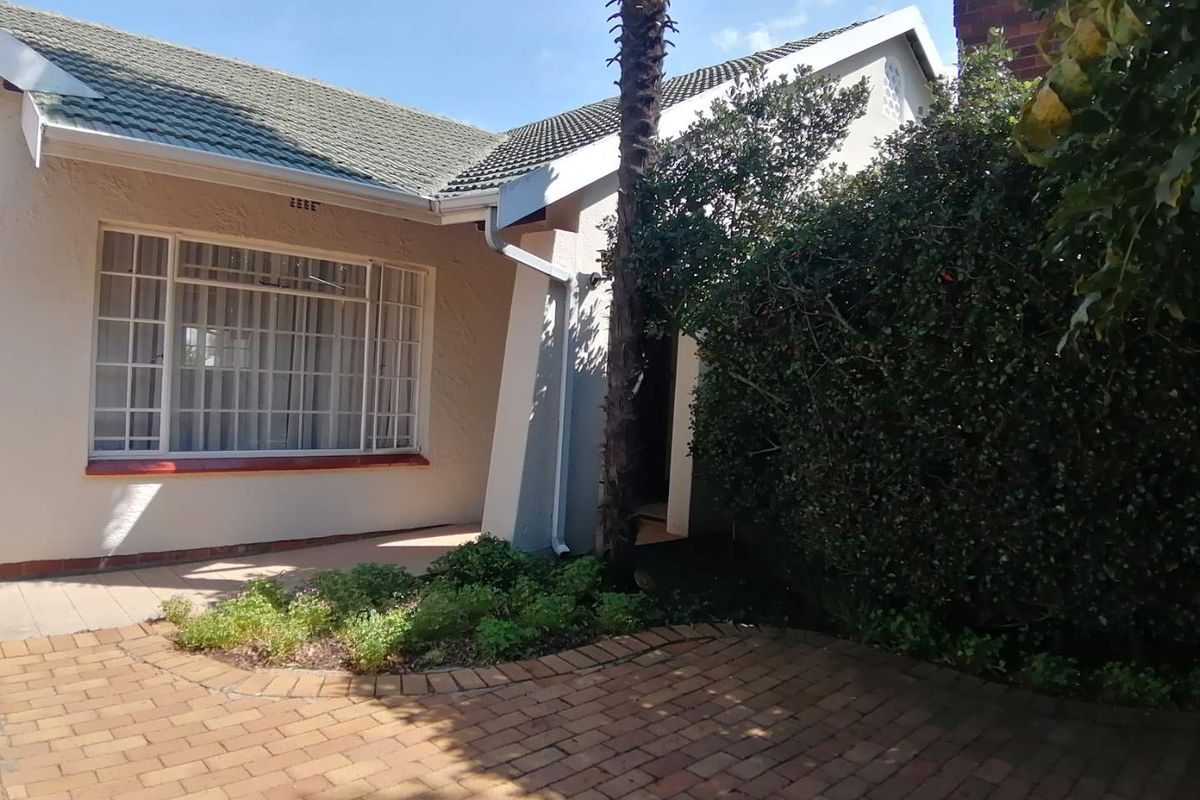 Fabulous spacious well maintained home in secure village - Photo 3